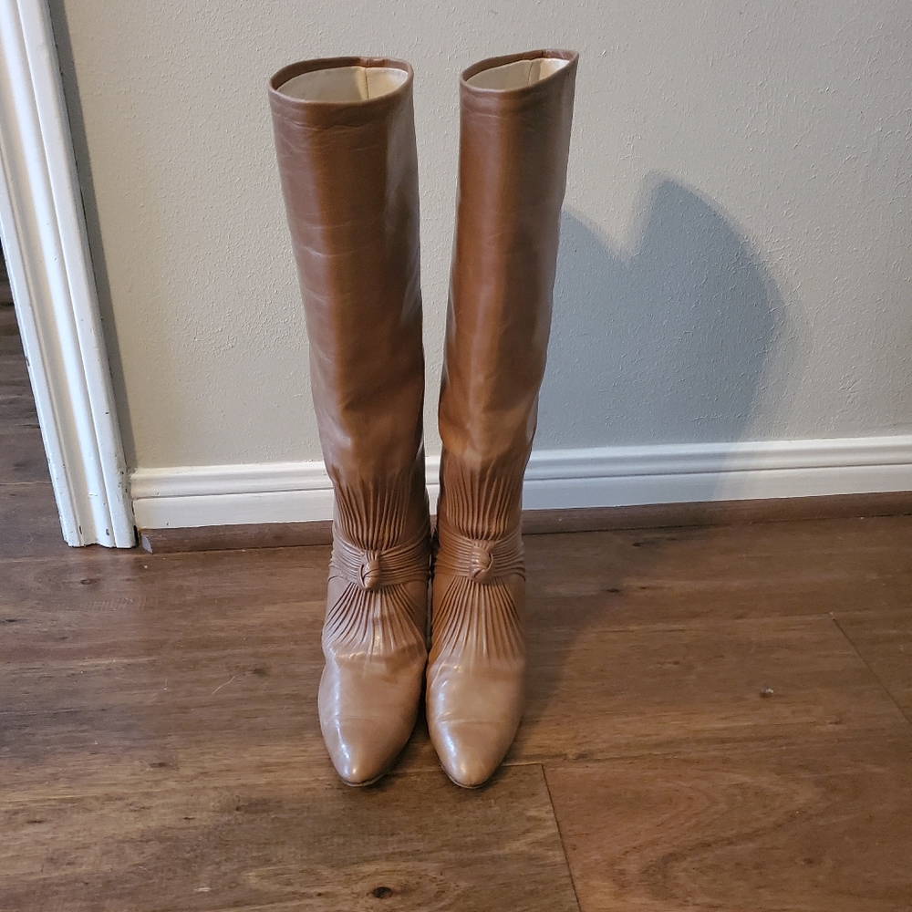 Greogous Evins hight knee boot with knot design